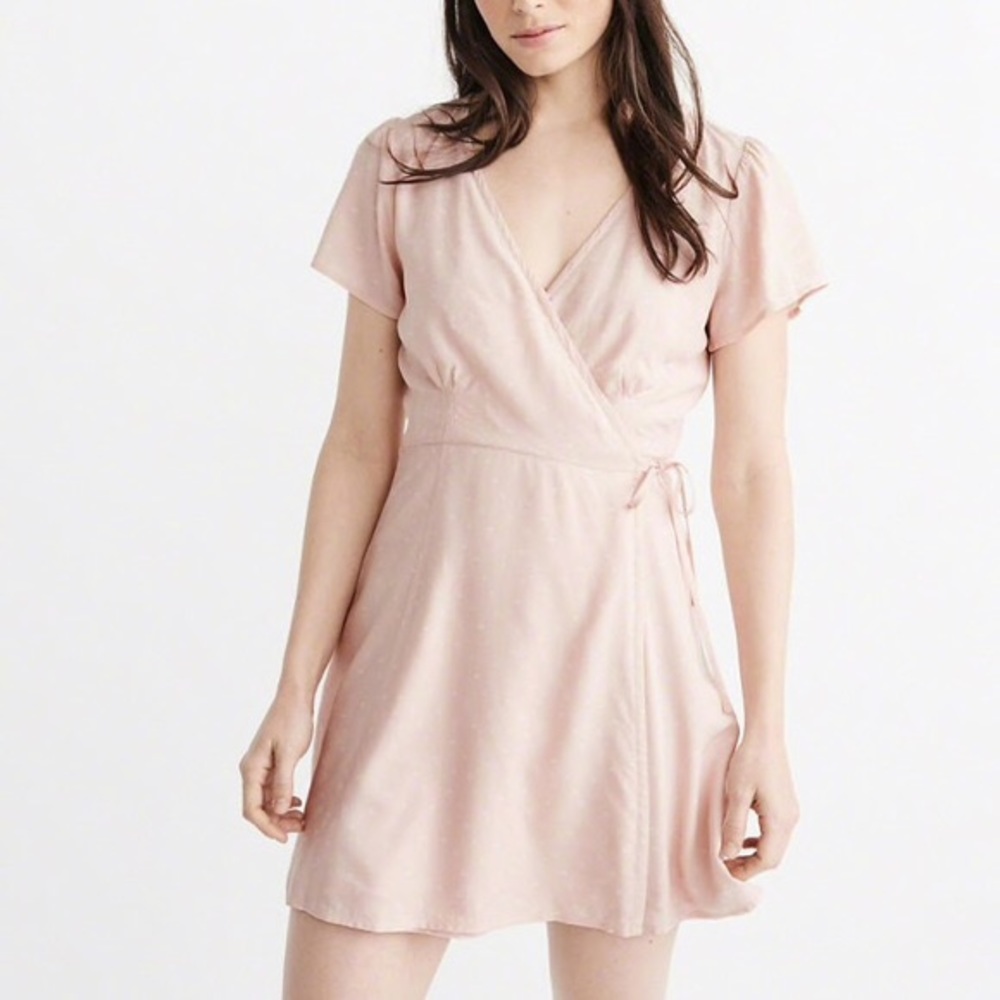 (2/$45💖) Wrap dress Light pink with little flower details
